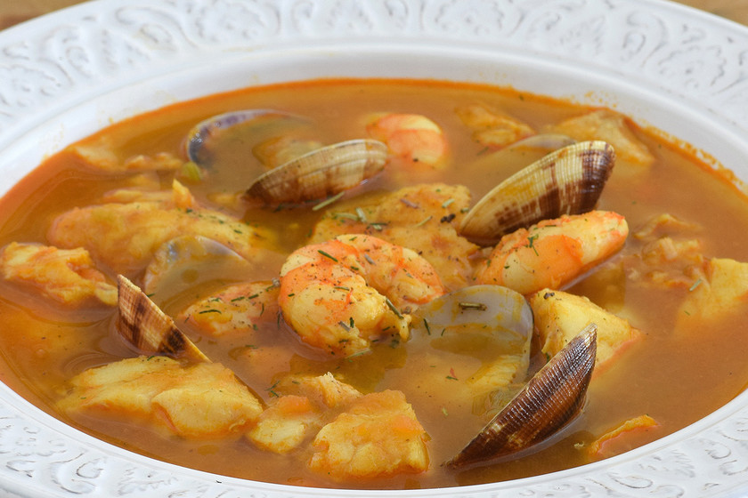 Sopa de pescado y langostinos