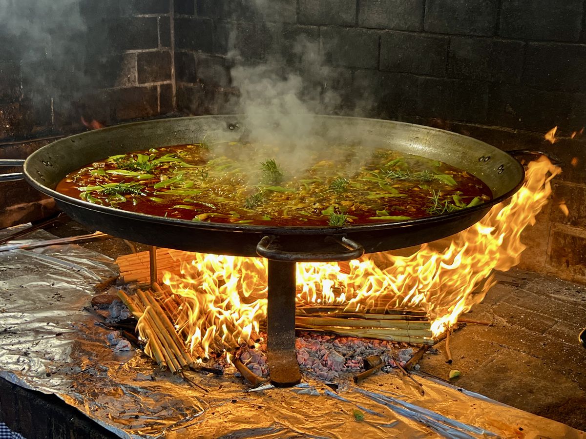 Paella Valenciana con verduras de temporada