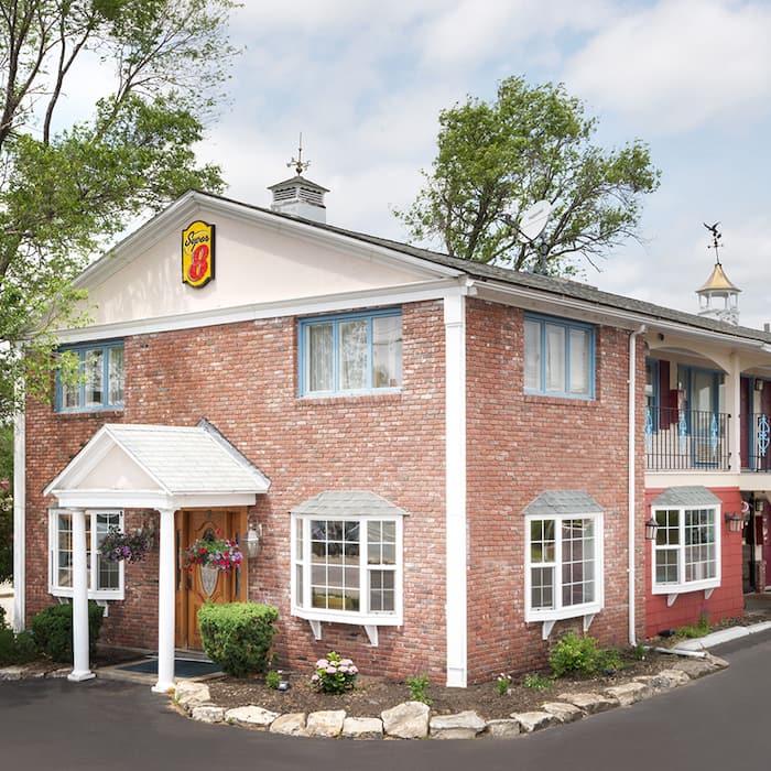 Hotel 8