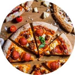 Pizza de gorgonzola y espinacas con nueces y tomates cherry