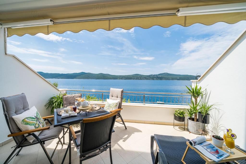 Seaside Apartment with Spectacular Sunsets