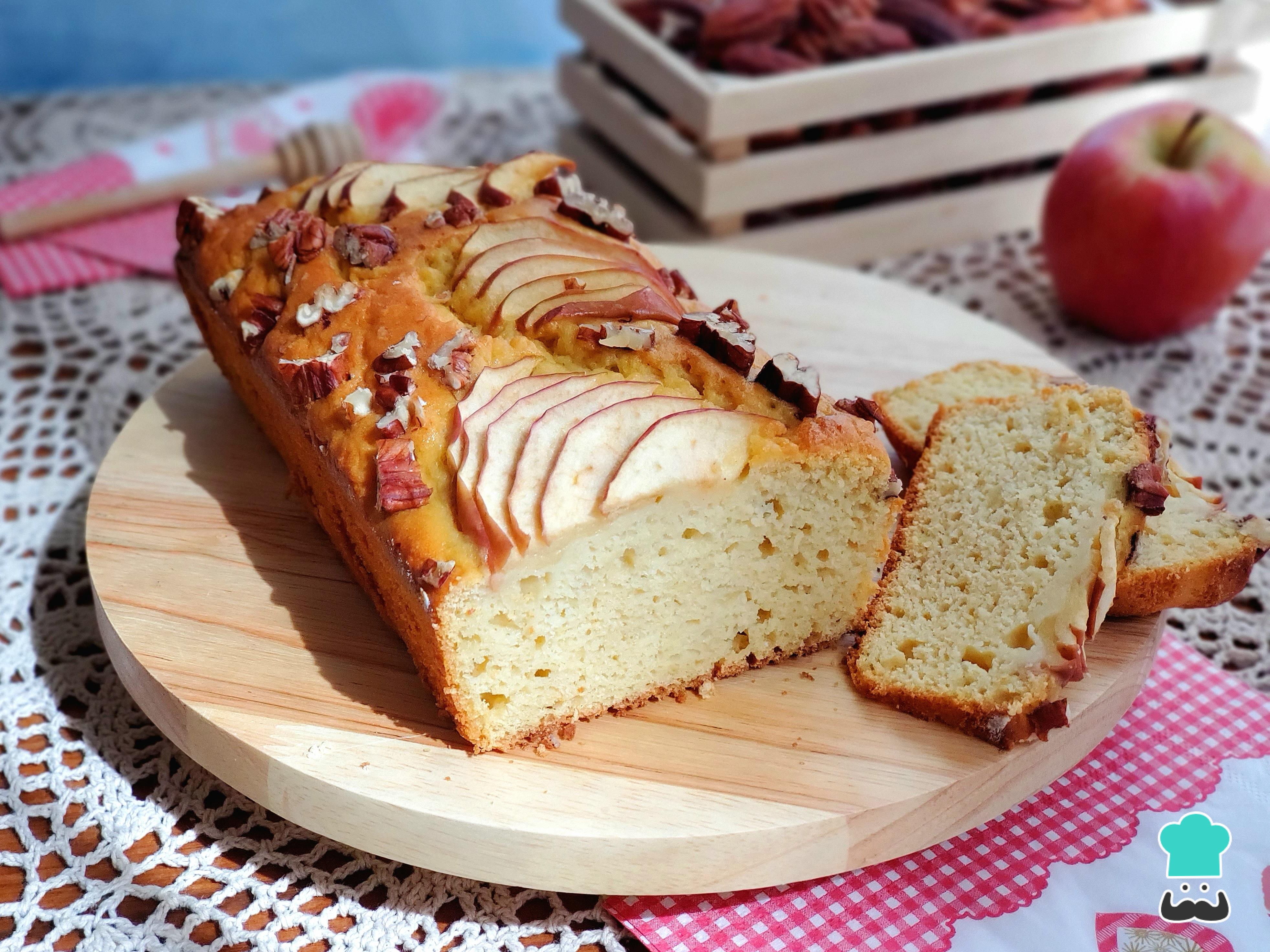 Coca de manzana con almendras