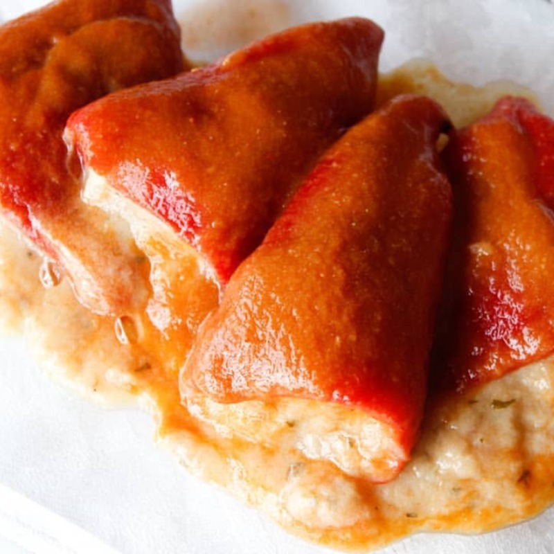 Pimientos de piquillo rellenos de bacalao en salsa de marisco