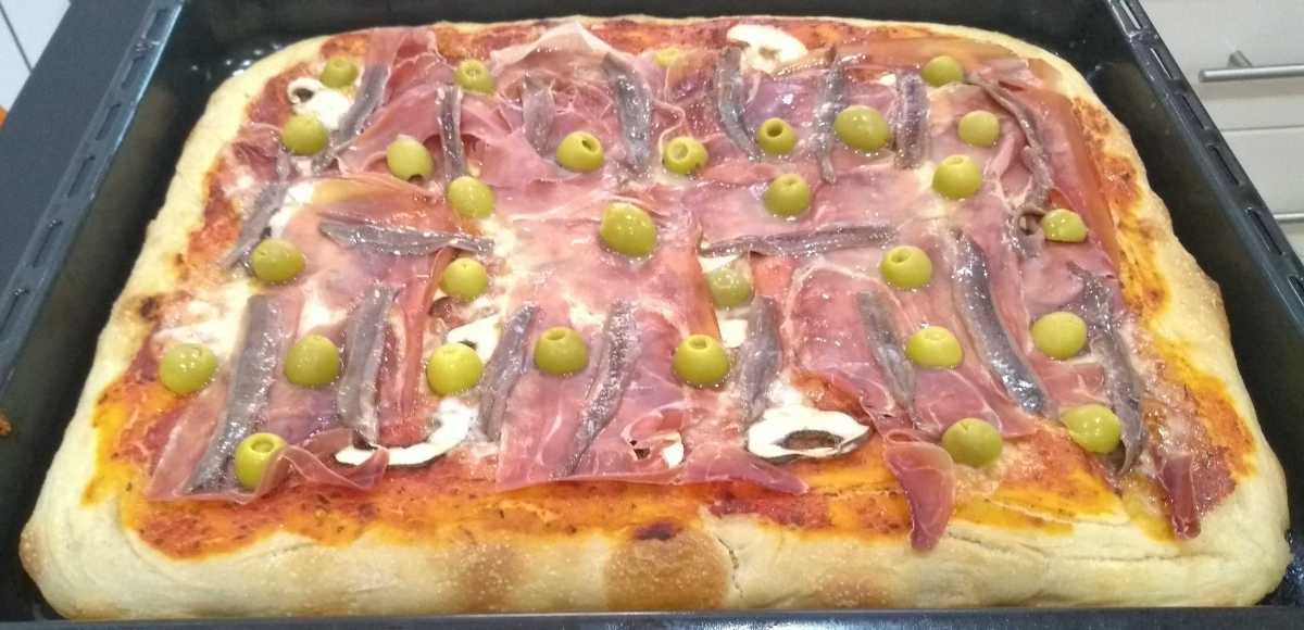 Pizza Capricciosa con Aceitunas Verdes y Anchoas