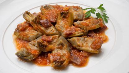 Alcachofas con jamón y salsa de tomate