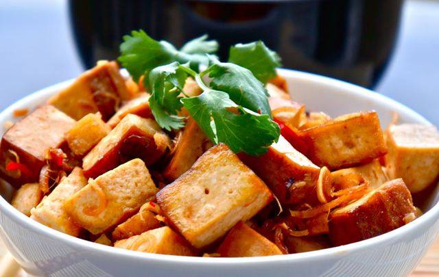 Tofu frito con salsa de limón y hierbas
