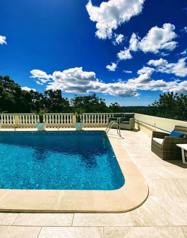 Luxurious Villa with Panoramic Terrace