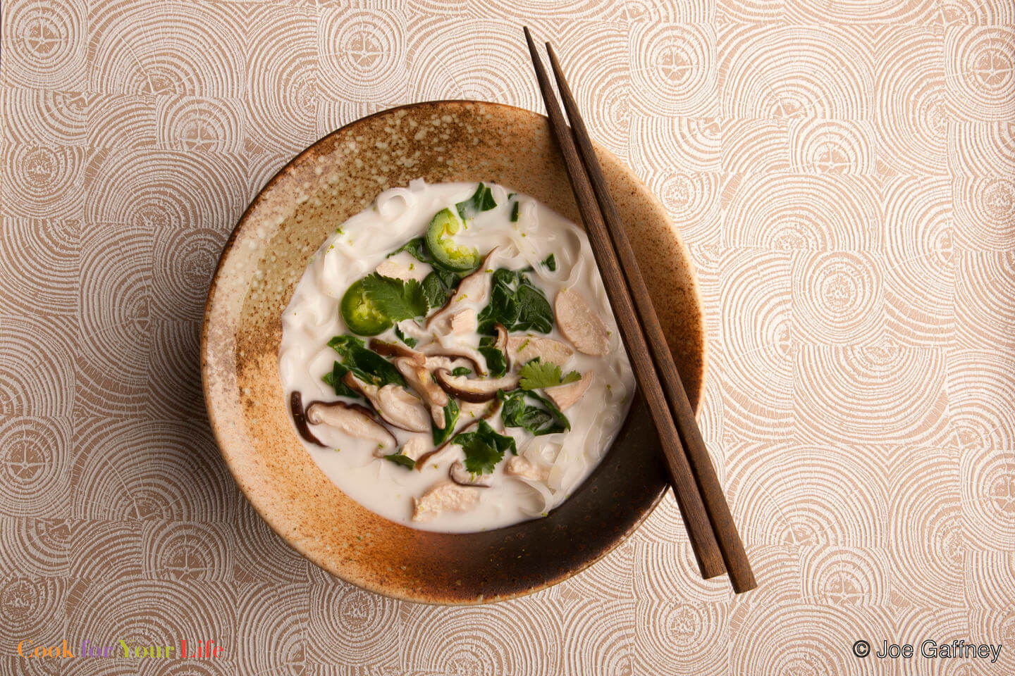 Sopa de pescado con coco y lima