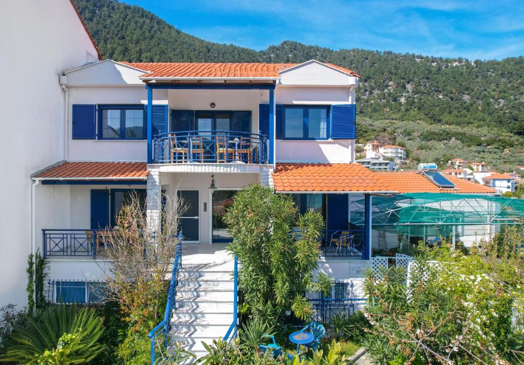 8. Coastal Charm Inn