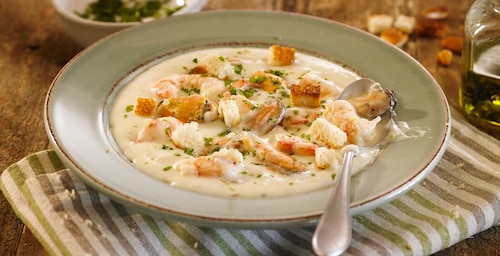 Sopa de mariscos al estilo mediterráneo