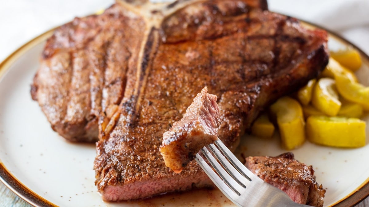 Receta de chuletón de buey a la parrilla con patatas asadas por Cocina Fácil