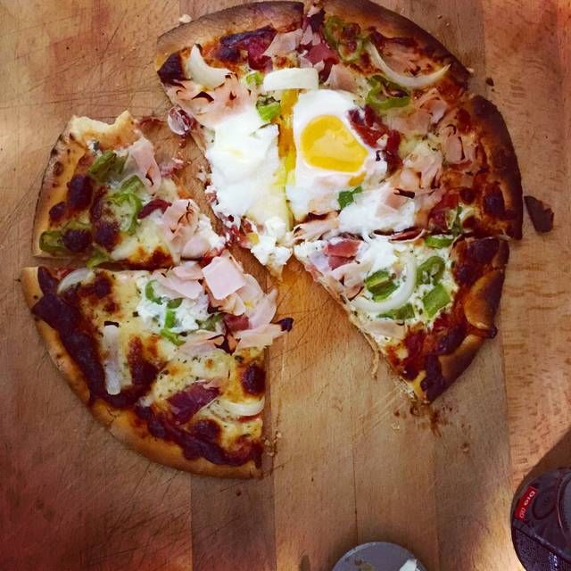 Pizza de pepperoni con masa de quinoa en robot de cocina