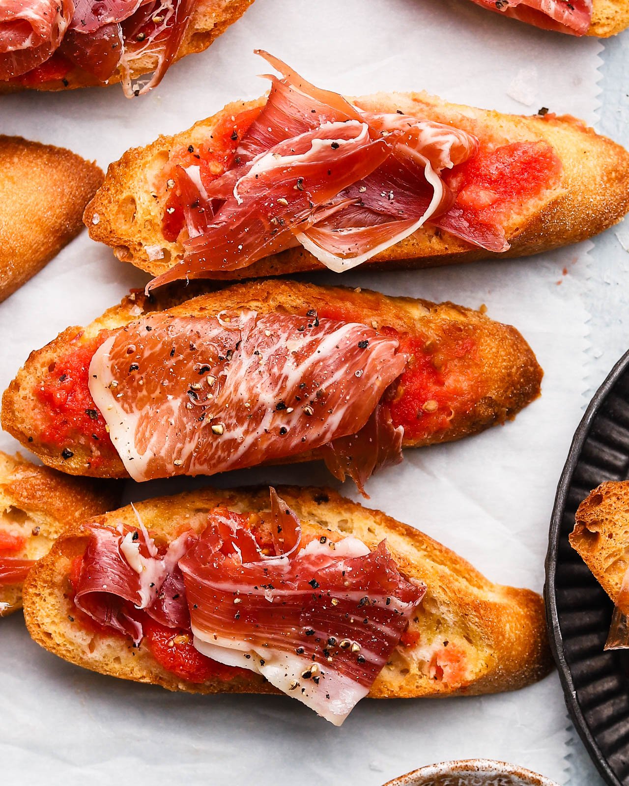 Bruschetta de jamón serrano y tomate