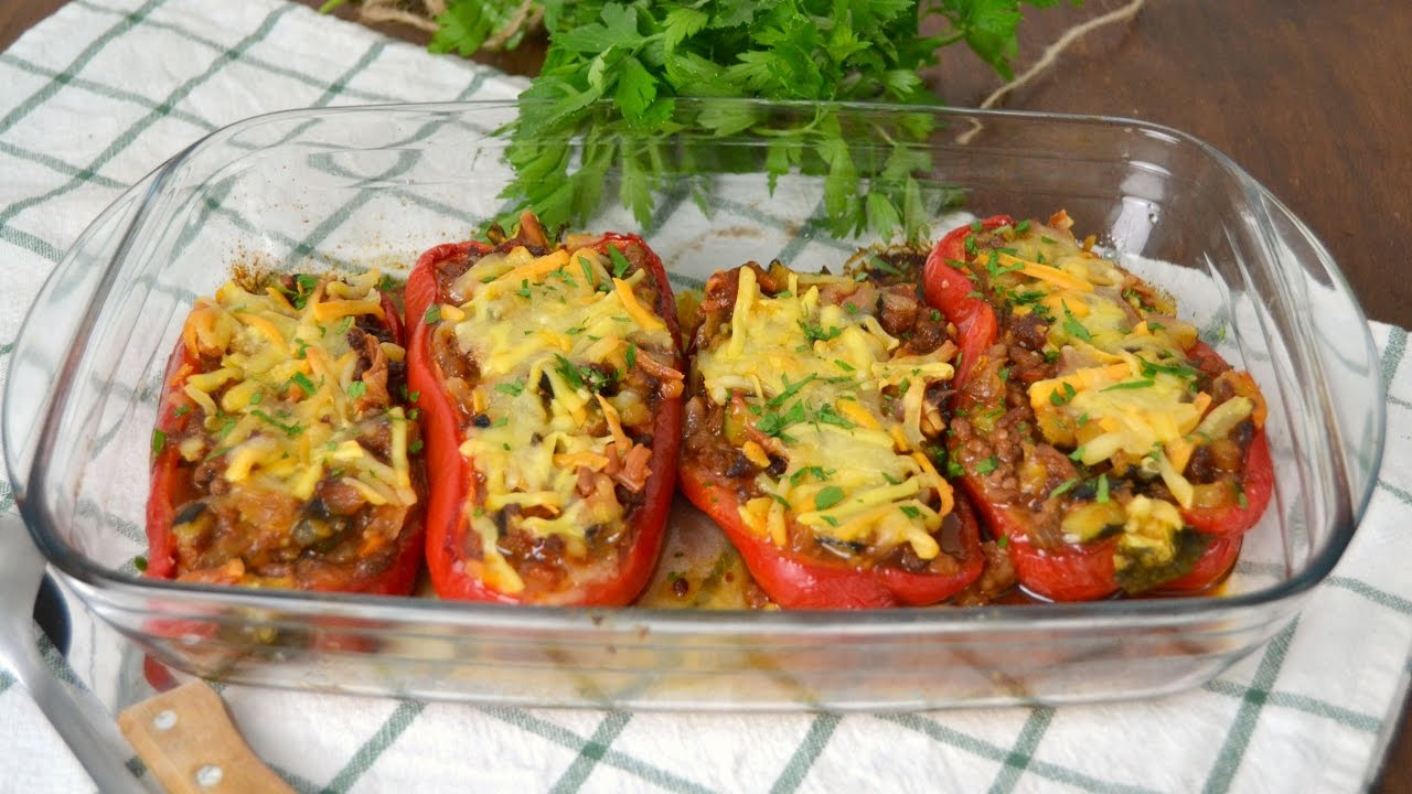Pimientos rellenos de marisco con queso gratinado