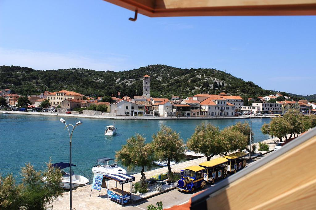 Hotel Tisno Central