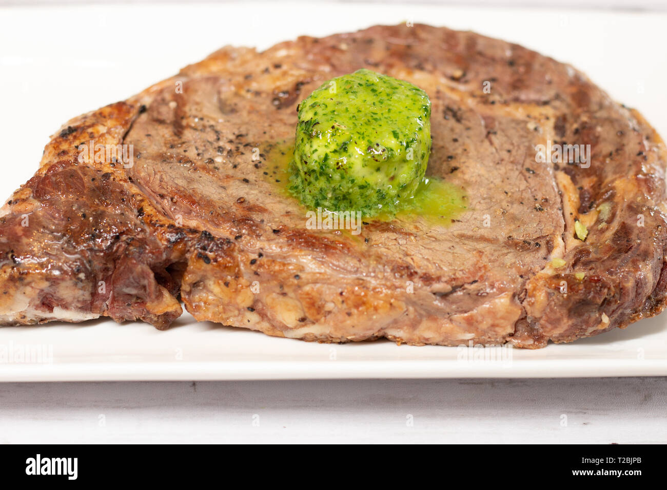 Chuletón de buey a la parrilla con mantequilla de hierbas