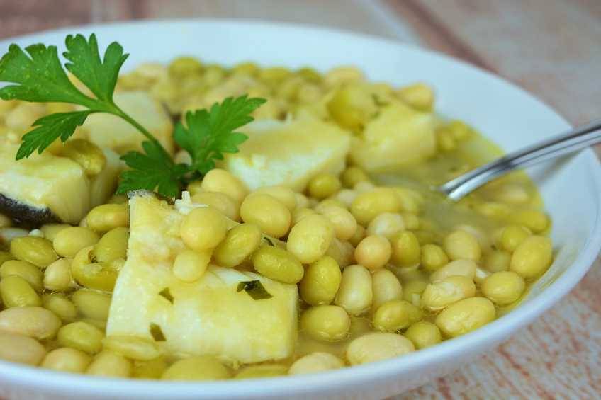 Receta de Pochas con chorizo y bacalao