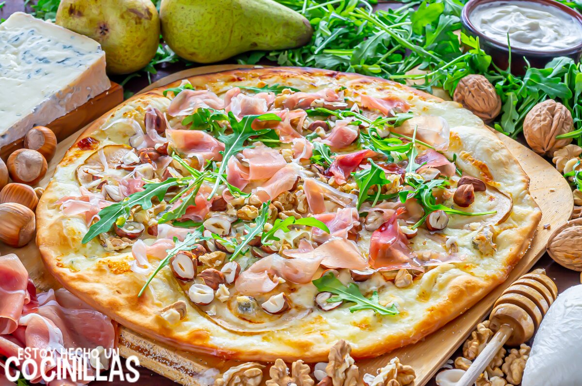 Pizza de jamón y rúcula con masa de maíz