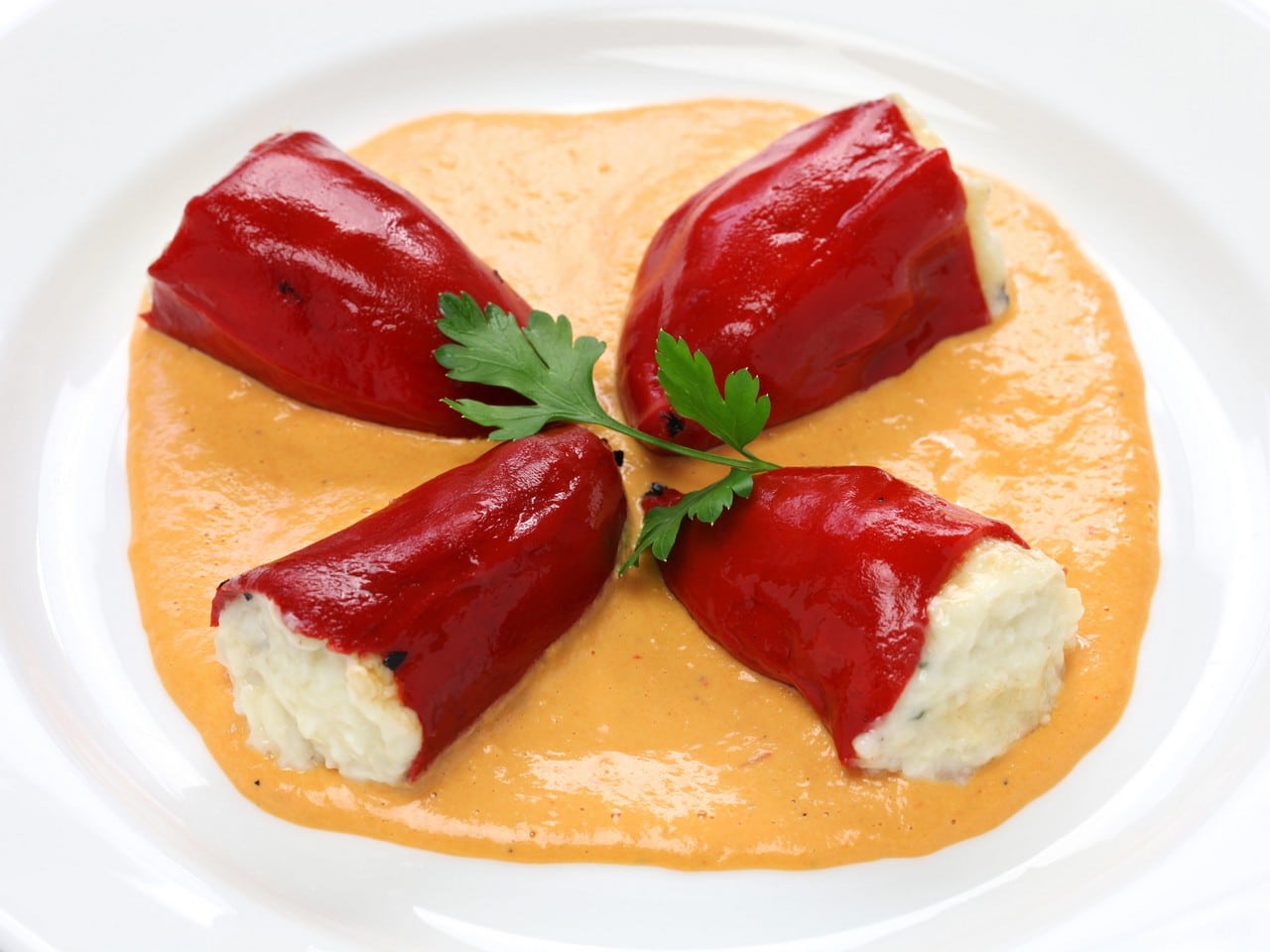 Pimientos de piquillo rellenos de bacalao en salsa de piquillos