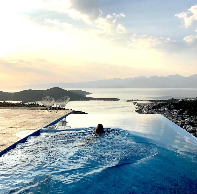 Secluded Villa with Infinity Pool