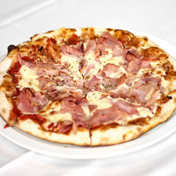 Pizza de cotto, champiñones y bacon