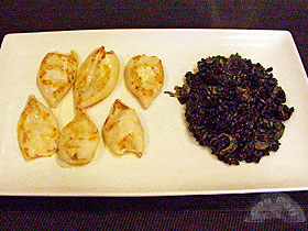 Arroz negro con calamares a la plancha