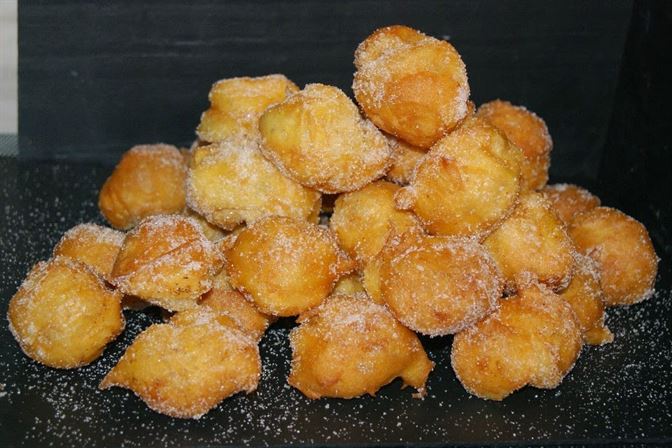 Buñuelos de viento con frutas