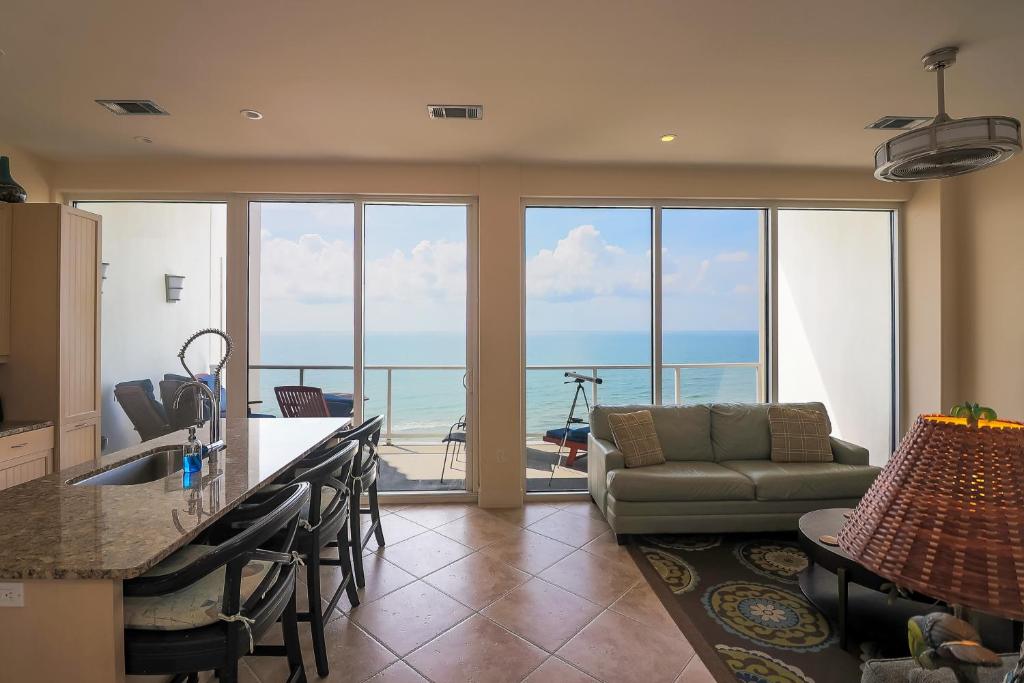 Apartment with Ocean Views and Resort Amenities