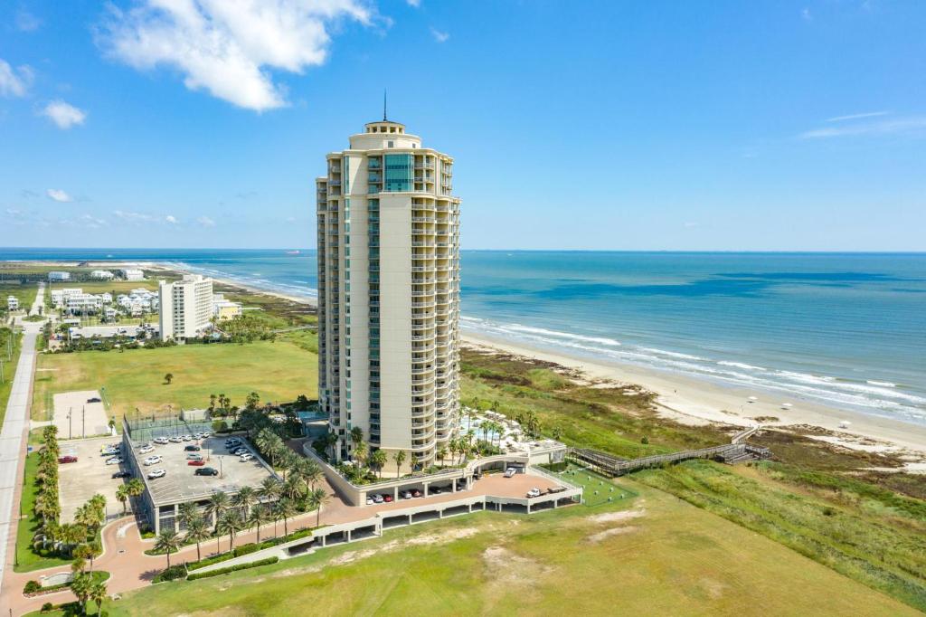 Spacious Condo with Resort Amenities
