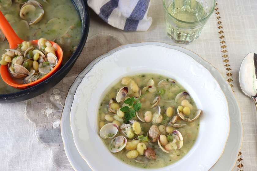 Pochas con almejas a la italiana