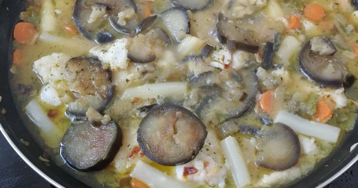 Revuelto de bacalao con espárragos y queso de cabra