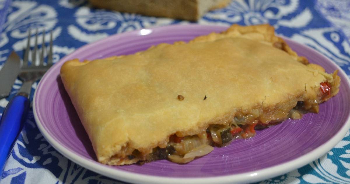 Pizza de gorgonzola y espinacas con nueces y pimiento rojo