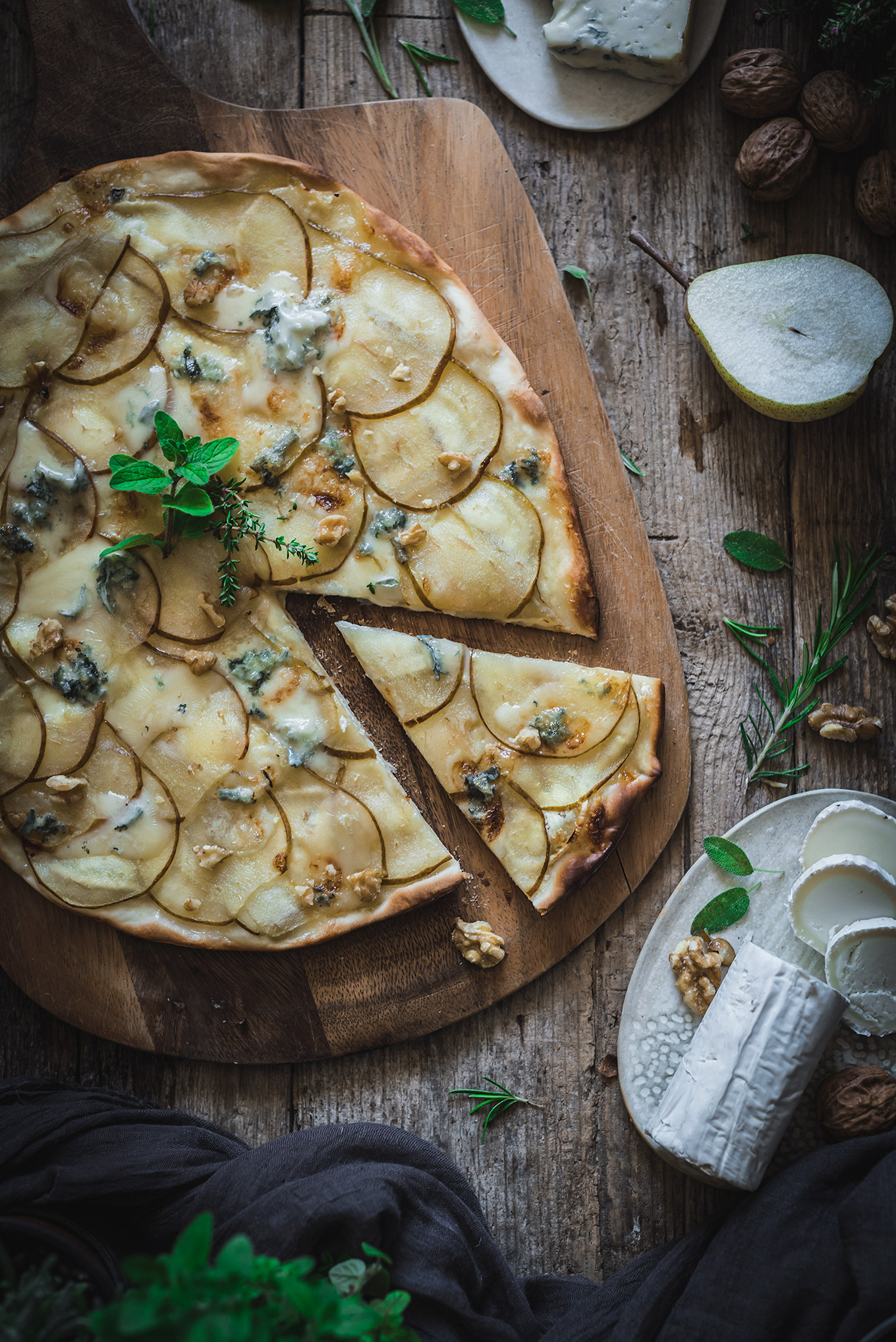 Pizza de gorgonzola y nueces con espinacas