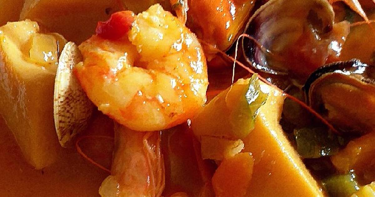 Sopa de mariscos con azafrán