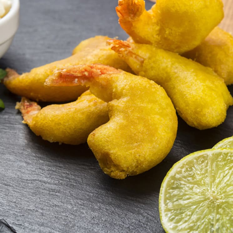 Gambas en gabardina con salsa de limón y hierbas