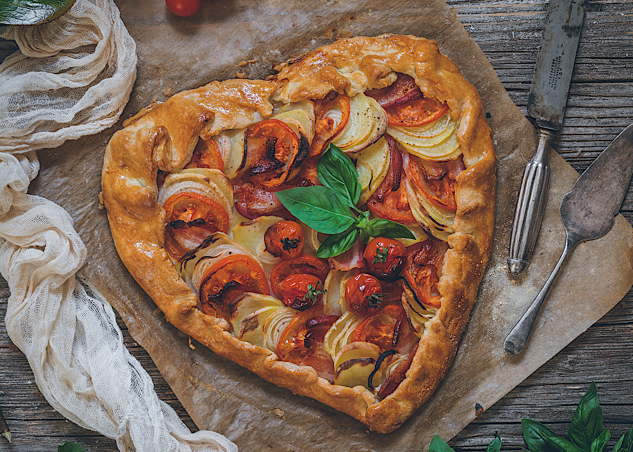 Pizza de patatas y bacon con masa de harina de almendra