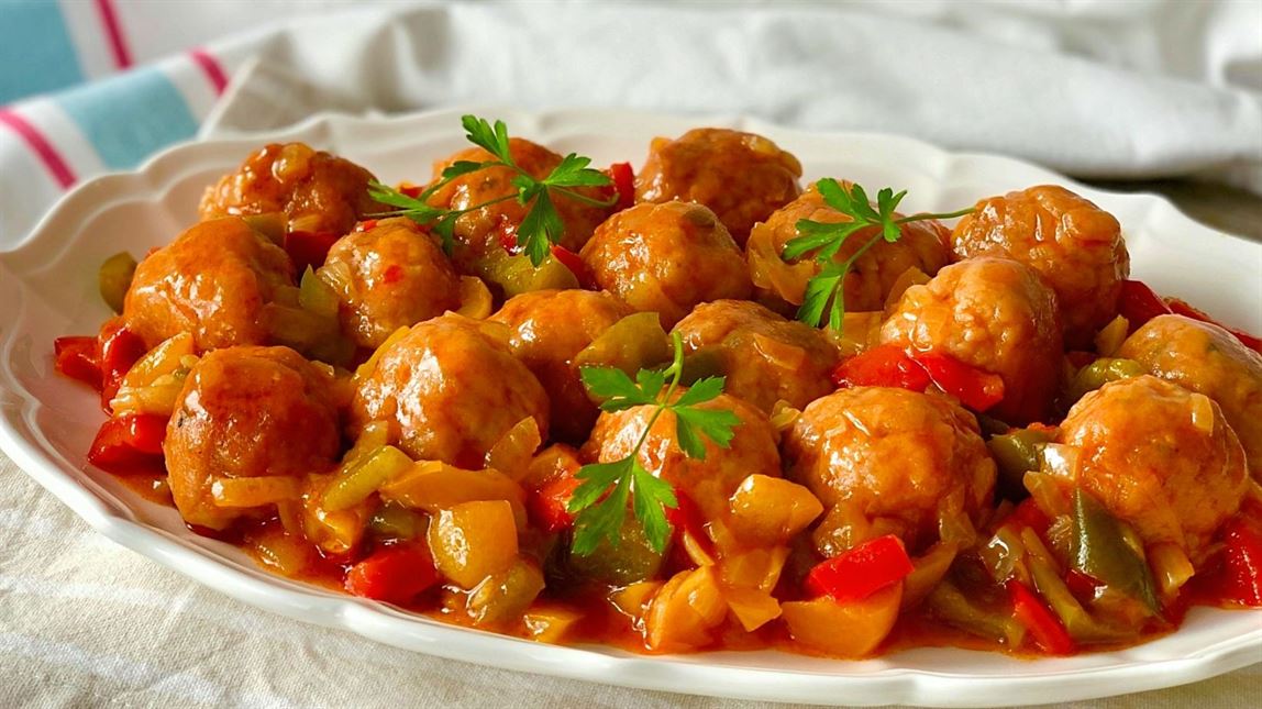 Albóndigas en salsa de pimiento rojo