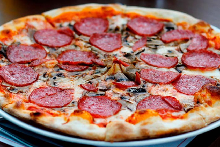 Pizza de salami y champiñones
