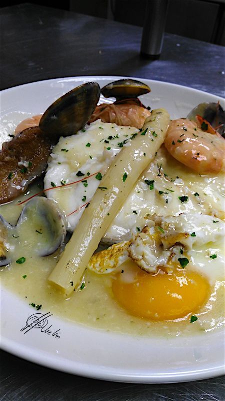 Merluza a la koskera con salsa de gambas
