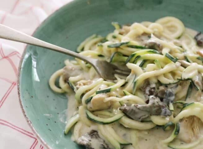 Tagliatelle con salsa de setas y calabacín