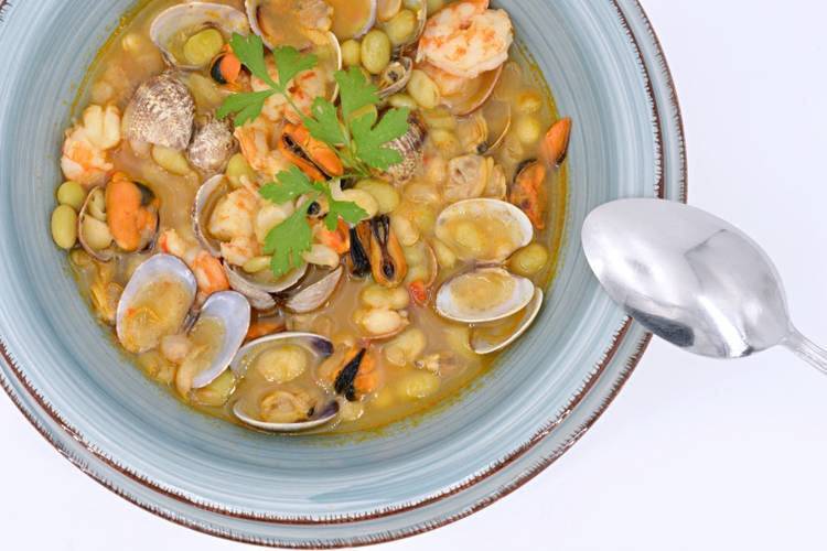 Receta de Pochas con almejas y mejillones