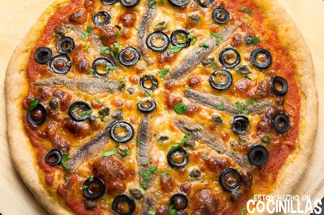 Pizza de aceitunas y alcaparras con masa de patata en Thermomix