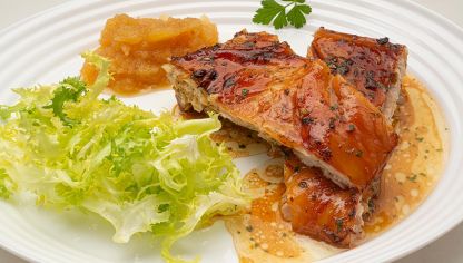 Cochinillo asado con salsa de manzana