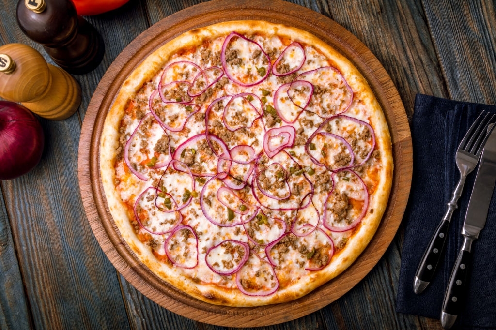 Pizza de atún y cebolla roja con masa de patata
