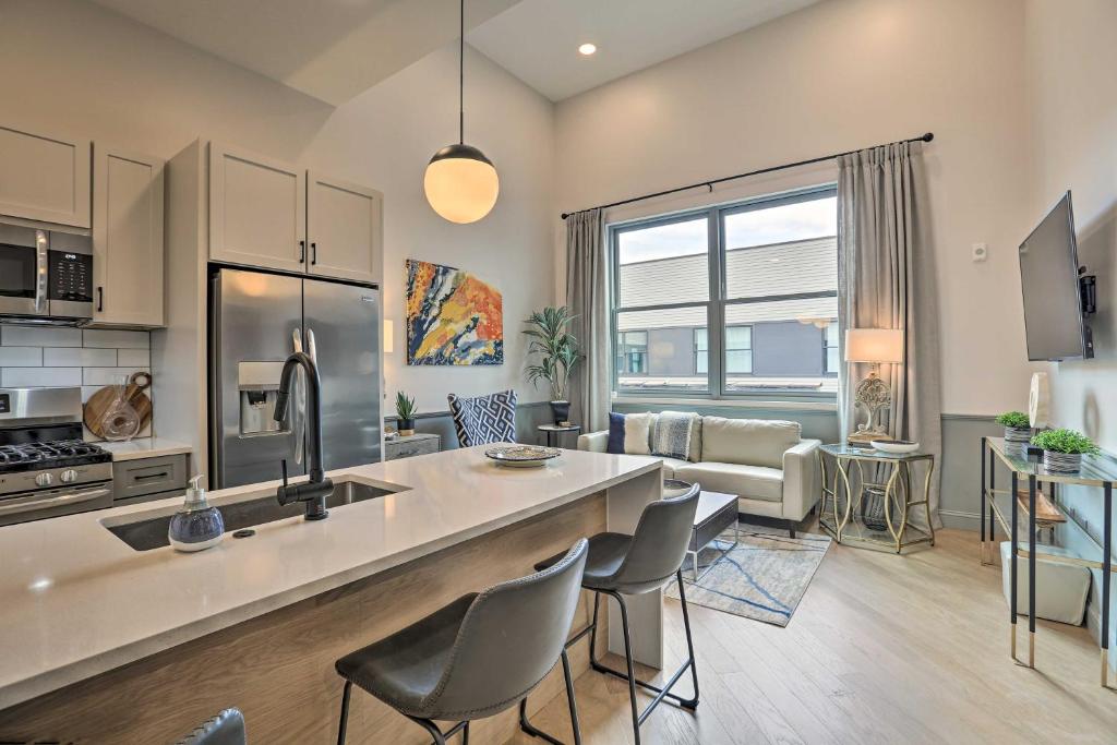 Modern Downtown Apartment with Lake Access