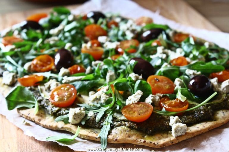 Pizza de pesto y tomates secos con cebolla roja