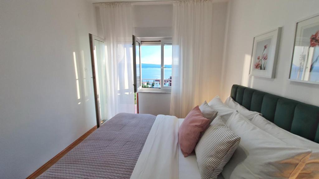 Seaview Apartment with Balcony