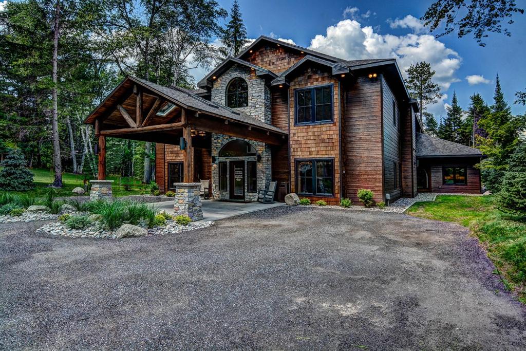 9. Whispering Pines Lodge