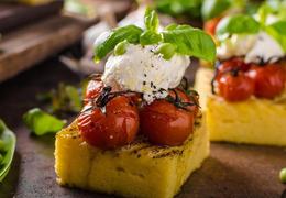Polenta con salsa de pesto y tomates cherry