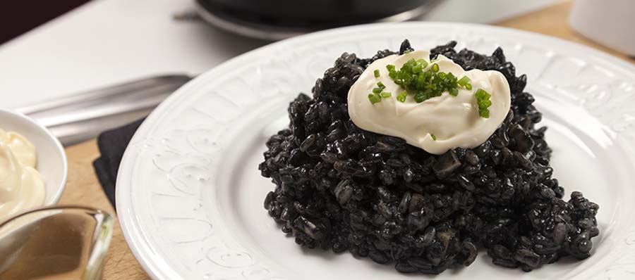 Arroz negro con alioli